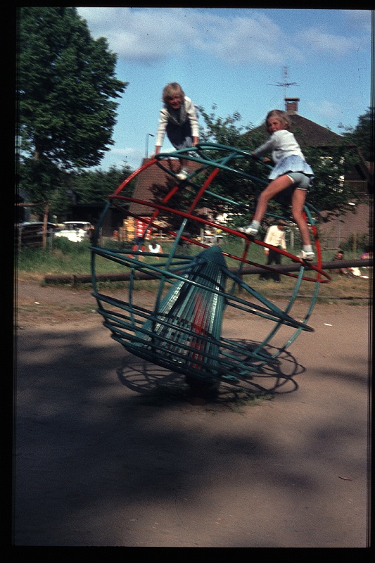 35.Wassenaar jun 1970 Brigitte,Marion.JPG